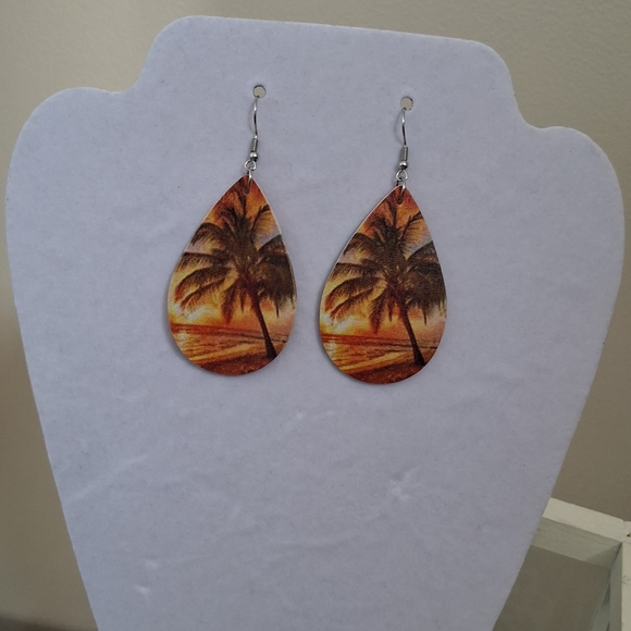 💥SALE💥NEW PALM Tree Dangle Earrings - Picture 3 of 3